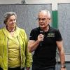 Oberstudienrat Klaus Schenck (am Mikrofon) begrüßte Referentin Ursula Burkert (Zweite von links) und die beiden Schüler seiner Psychologiekurse am Technischen und Wirtschaftsgymnasium Tauberbischofsheim, Franziska Wolf (links) und Heiko Honikel (rechts), zum Schüler-Coaching vor der Kamera.