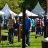 Massenansturm: Von den Besuchern regelrecht überrannt wurde am Donnerstag der Weinort Castell. Dort finden noch bis zum Sonntag 17. Mai die Landhaustage statt. Der fürstliche Schlossgarten wird dazu für vier Tage zum Ausstellungsgelände für Edles, Ausgefallenes, Dekoratives und manchmal auch Kitschiges. Ein umfangreiches Rahmenprogramm von der Modenschau mit Hutprämierung bis hin zu Reitvorführungen sorgen für Kurzweil. Die Landhaustage locken seit 15 Jahren Besucher aus ganz Deutschland nach Unterfranken und haben inzwischen fast Kultstaus erreicht.