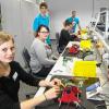 Montieren mit Lötkolben und Schraubstock: Die Mädchen beim Girl's Day bei Siemens lernten den Arbeitsplatz einer Elektronikerin kennen und bastelten sich ein „blinkendes Herz“.
