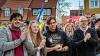 Rathenau-Schüler mit Haltung und Courage: Von links Dan Völlmer, Anna-Rosa Braun, Jannik Fraunholz, mit Bündnis-Sprecher Frank Firsching bei der Kundgebung gegen Rassismus am 28. April auf dem Zeughausplatz. Wenig später war ein AfD-Aufzug am Georg-Wichtermann-Platz.