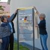 Retzstadts Bürgermeister Karl Gerhard enthüllte zusammen mit den Vorsitzenden der Partnerschaftskomitees aus Mouen/Mondrainville, Nelly Bigot (links), und Retzstadt, Nathalie Rudolph-de Mondésir, die Tafel neben dem Dorfgemeinschaftshaus in Retzstadt, die auf die langjährige Partnerschaft mit den Gemeinden Mouen und Mondrainville hinweist.