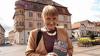 Eine Szene ihres neuen Romans „Novemberfeuer“ hat Autorin Renate Eckert rund um das Bad Königshöfer Rathaus und dem Glockenspiel angelegt.