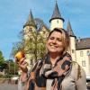 Den Apfel hat sie selbst mitgebracht: Marcelle Erthal aus Brasilien vor dem Lohrer Schloss, dem Amtssitz von Philipp Christoph von Erthal.