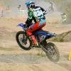 (jüs)   Zum vierten Mal in Folge war der Motorsport-Ring (MSR) zu Gast am Motocross-Gelände an der Schwarzen Pfütze unweit von Rottershausen. Ausrichter MMC Schweinfurt bot den Fahrern eine perfekte Bühne und eine bestens präparierte Strecke für das dritte Rennen zur deutschen MSR-Motocross-Meisterschaft. Das alles bei idealen Bedingungen. Zu kämpfen hatten die Fahrer allerdings mit den aufkommenden Windböen. Der MMC reagierte rasch und stellte vor den Sprüngen kleine Wind-Fähnchen auf für die Fahrer. Mit ein Grund, dass die vielen Rennen spannend und spektakulär, aber auch unfallfrei abgewickelt werden konnten. Die Zuschauer bestaunten perfekte Motorradbeherrschung und freuten sich über diverse Erfolge der Lokalmatadoren. MMC-Sportleiter David Schinzel (Rannungen) fuhr auf seiner Heimstrecke sieben Punkte ein mit einem 19. und 16 Platz. Tim Schipper (Thulba) fuhr sein allererstes Rennen überhaupt und kam mit einem 20. Platz gleich in die Punktewertung. Youngster Jannik Müller (Niederwerrn) glänzte mit einem zweiten und dritten Platz. Bei den MX40+ fuhr Tom Knoblich (Gochsheim) einen 26. und 27. Platz ein. In der MX2 Nationalklasse belegte Marcel Borst (Burkardroth, Foto) den 19. und 20. Platz.