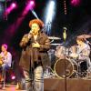 (fp)   Gleich zwei Premieren gab es am Samstagabend in Volkach zu feiern. Die Sängerin Tiffany Kemp gab ihr erstes großes Konzert mit eigener Band und eigenem Management in der Mainschleifenhalle und es war der erste laue Abend des Jahres mit Temperaturen im Freien von über 20 Grad. Das herrliche Wetter bedeutete etwas Pech für die Finalistin bei „The Voice of Germany 2015“, denn viele Musikfreunde zogen es vor, lieber unter freiem Himmel Party zu machen. Sie versäumten einen gelungenen Auftritt der sechsköpfigen Musikcrew um Tiffany Kemp. Die rund 100 Zuhörer waren begeistert von Tiffanys Stimme und dem guten Zusammenspiel der Band, die erst seit drei Monaten zusammen in einem Dimbacher Keller proben. Die Bandmitglieder sind Tiffany Kemp (Kitzingen, Gesang), René Bauer (Dimbach, Schlagzeug), Tobi Schmidt (Erbshausen, Gitarre), Michael Höhn (Dingolshausen, Bass), Michael Seg (Würzburg, Gitarre) und Lennart Dittmer (Erbshausen, Gesang).