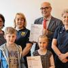 Die Dorothea-von-Rieneck Schule und die Musikkapelle Grünsfeld bekamen die Partnerschaftsurkunde des Landes Baden-Württemberg: Schulleiterin Miriam Wülk (links), Valentin Kimmelmann (Blasmusikverband Tauber-Odenwald-Bauland, Mitte) und Musikkapellen-Vorsitzende Elke Krappel (2. von rechts).