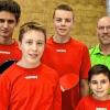 (swt)   Die zweite Jugend-Mannschaft des RKV Solidarität Schweinfurt ist Meister der 2. Tischtennis-Kreisliga. Darüber freuten sich (von links) Sven Hitzel, David Röhner, David Braun, Yannick Brätz, Tamay Cat, Trainer Peter Schmitt und Nils Wapki.