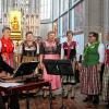Hans Rhau begleitet mit Zittermusik die Vasbühler Sängerinnen.