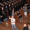 Dicht an dicht stehen die blinkenden Automaten bei der Fränkischen Meisterschaft im Electronic Darts in der Geiselwinder Music-Hall.