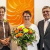 (ts)   Brigitte Weitkamp-Moog (links) und Andreas Fritsch, Geschäftsführer der terzo-Zentren von Hörgeräte Weitkamp, ehrten Sabine Hertlein für 25 Jahre Einsatz und Engagement im Kundenservice und als Führungskraft bei Hörgeräte Weitkamp in Schweinfurt. Gleichzeitig nutzen die Gratulanten die Gelegenheit, auf den beruflichen Werdegang zurückzublicken. 1991 begann Sabine Hertlein als Hörakustikgesellin im Unternehmen. Nach vier Jahren absolvierte sie die Meisterprüfung an der Akademie der Hörgeräteakustik – an der sie bis heute ehrenamtlich im Meisterprüfungsausschuss tätig ist. Seit 2005 betreut Hertlein als zertifizierte Pädakustikerin auch alle kleinen Ohren, die eine Hörhilfe benötigen.
