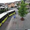 Der Kreuzungsbereich in Leinach soll umgestaltet werden: Die Goldstraße mündet von rechts in die Claus-Schnabel-Straße (unten links) und Hofstraße (links oben). Die gepflasterte Fläche am linken Bildrand ist die Einmündung Kirchgasse.
