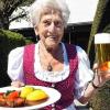 Ein Schweinsbraten und ein Helles: Kommt sofort! Kathi Kink vom Gasthof „Zum Goldenen Tal“ in Naring im Landkreis Miesbach ist mit 92 Jahren die wohl älteste Kellnerin Deutschlands.