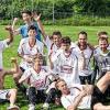 Der Meistertitel in der Fußball-A-Klasse Schweinfurt 2 geht an die SG Dittelbrunn. Hinten von links: Roland Schäfer (Abteilungsleiter), Ulli Baumann (Trainer), Matin Thomann (Co-Trainer) und Marcel Pörtner; mittlere Reihe: Ute Walter (Betreuerin), Kelvin Davis, Tizian Neugebauer, Sebastian Witt, Curtis Davis, Konstantin Jehn, Fabian Brand, Maximilian Walter, Michael Schick (Spielführer), Julian Shanbahg, Marcel Greubel, Alexander Mai, Robert Trost, Sven Kolitsch, Tobias Grimm und Nicolai Hartmann; vorne: Henning Rakel, Jonas Wunder, Christoph Schirling und Brian Kaiser.