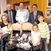 Bekamen Post vom Bundespräsidenten: Verena Hain, Bürgermeister Willi Warmuth, Andreas Hain und Staatssekretär Gerhard Eck mit den Kindern Elias, Jonas, Thomas, Matilda, Marie, Niklas und Lukas Hain.