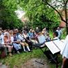 Auch beim unterfränkischen Volksmusiktag im Mönchsondheimer Kirchenburgmuseum wird im Kräutergarten gesungen.