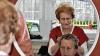 Margarete Köllmeier (im Bild hinten) schneidet, wäscht und wickelt Locken – und das seit Jahrzehnten.