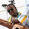 Fliegende Zöpfe: Gitarrist Olivier Tshimanga aus der Demokratischen Republik Kongo lieferte sich auf der offenen Bühne am Eröffnungstag des Africa Festivals mit seinem senegalesischen Koraspieler zur Begeisterung des Publikums hitzige Duelle.