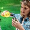 Dann kommt der Alkohol ins Glas: 5cl „frisch-grasiger“ kubanischer Rum. Dann kommt der Alkohol ins Glas: 5cl „frisch-grasiger“ kubanischer Rum.