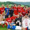 (wro)  Als Tabellenzweiter überwinterte die SGM Taubertal/Röttingen in der Kreisliga A3 Hohenlohe. Der Ein-Punkte-Rückstand auf Spitzenreiter Markelsheim/Elpersheim und der gleichgroße Vorsprung auf den Dritten FC Creglingen ließen dem Bezirksliga-Absteiger alle Optionen offen, um in der Rückrunde doch noch die sofortige Rückkehr in die höchste Liga des Bezirkes Hohenlohe zu schaffen. Dass die Schützlinge von Trainer Stefan Roth aber bereits einen Spieltag vor Saisonschluss ihr Meisterstück machten, kam dann doch überraschend. Der 3:1-Heimsieg gegen den SV Berlichingen/Jagsthausen und die gleichzeitigen Punktverluste der Verfolger sorgten für sechs Zähler Vorsprung, die nicht mehr aufgeholt werden können. Die Meistermannschaft (hinten von links): Andreas Pflüger, Co-Trainer Florian Wolpert, Fabian Löber, Trainer Stefan Roth, Dennis Lochner, Felix Krumpiegl, Michael Dörschner, Peter Lanig, Rico Saller, Fabio Uhl, Michael Meeder, Matthias Mohr, Benjamin Tagscherer, Dominik Gehring, Maik Fermüller, Patrick Ammon, Florian Olkus, Jonas Löbert, Julian Fries, Martin Stock, Timo Schnabl; (vorne von links): Fabian Lochner, Veit Poth, Kotlarz Przemyslaw, Jacek Niewiadomski, Georg Löbert, Lukas Gundermann, Bernd Nagel, Rainer Hut, Max Fries, Simon Gundermann, Steffen Heller, Andre Fries, Lorenz Metzger, Tobias Mohr, Taubertals Sportleiter Steffen Frischholz und (liegend) Alexander Kempl Alexander.