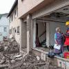Der Schadensregulierer Harald Dittes (rechts) hat in Braunsbach nicht nur in diesem beschädigten Haus viel zu tun. Nach den Überschwemmungen im Norden Baden-Württembergs hat die Schadensaufnahme der Versicherer begonnen.