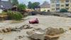 Wassermassen bahnen sich ihren Weg durch das Stadtzentrum von Simbach am Inn. Foto: Manfred Fesl