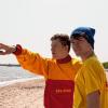 Zum Einsatz bereit: Simon Scheuring und Robin am Timmendorfer Strand.