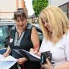 Der Protest hat Wirkung gezeigt, die Entscheidung über die Sparpläne der Haßberg-Kliniken wird nicht vor Jahresende fallen. Im Bild: Christa Henning aus Hofheim (rechts) unterschreibt auf einer Unterschriftenliste, mit der Hebamme Carola Lutsch (links) sich gegen die geplante Schließung der Geburtshilfe am Haßfurter Krankenhaus wendet.