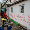 ARCHIV - Hakenkreuzschmierereien sowie die Botschaft "Kein Asylat (Asylant) in Vorra" sind an einer Hauswand am 12.12.2014 in Vorra (Bayern) zu lesen. In der Nacht hatten im Ortskern des Dorfes im Kreis Nürnberger Land ein ehemaliger Gasthof, ein nahe gelegenes Wohnhaus sowie eine Scheune gebrannt.  Foto: Daniel Karmann/dpa (zu dpa: "De Maizière und Maaßen stellen Verfassungsschutzbericht vor" vom 30.06.2015) +++(c) dpa - Bildfunk+++ | Verwendung weltweit