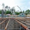 Betontag am Rhön-Klinikum: Wenn ein bis zwei Mal die Woche an der Rhön-Klinikum-Baustelle betoniert wird, werden 1200 Kubikmeter Beton angeliefert. Rund 150 Betonmischer fahren dann an einem solchen Tag die Baustelle an. Auf dem Foto wird gerade eine 1,20 Meter dicke Bodenplatte gegossen.