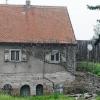 Der Eingang zum Iphöfer Felsenkeller liegt eher unscheinbar und verborgen unterhalb des verlassenen Anwesens Herbig, das wie im Dornröschenschlaf wirkt.
