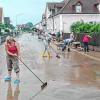 Straße säubern und alle helfen mit: Gemeinschaftsgeist herrschte nach dem kurzen Unwetter am Sonntagspätnachmittag in Burglauer.