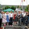 (wabr)   Eine eher ungewöhnliche Hochzeit war am 3. Juni auf der Fähre zwischen Escherndorf und Nordheim angesagt. Das Hochzeitspaar Julia Schneider (Nordheim) und Dominik Nultsch (Osterburken) hatte sich vor dem Eheversprechen darauf geeinigt, eine „etwas andere Hochzeit“ zu organisieren. Nicht mit Smoking und Krawatte oder festlichen Kleidern, nein die Gäste sollten leger zur der im Rockabilly-Stil ausgerufenen Trauung erscheinen – möglichst in Textilien aus den 50er Jahren. Mit gutem Beispiel gingen der 26-jährige Bräutigam und die 25-jährige Braut voran. Der Dreher und die Familienpflegerin lernten sich vor sechs Jahren auf dem Nordheimer Weinfest kennen. Bei einem Treffen auf dem Inselstrand nahe der Mainfähre gab es einen Heiratsantrag, der nun durch den Nordheimer Bürgermeister Guido Braun (mit der Aktenmappe) offiziell besiegelt wurde.