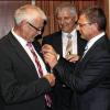 Der stellvertretende Aufsichtsratsvorsitzende der Raiffeisenbank Kitzinger Land, Norbert Droll aus Großlangheim, erhielt die silberne Ehrennadel des Genossenschaftsverbandes. Überreicht wurde sie von Vorstandsvorsitzendem Albrecht Hack und GVB-Regionaldirektor Roland Streng (von links).