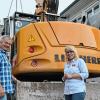 Der Umbau des Rewe-Markts im Maßbacher Gewerbegebiet Lange Heidig hat begonnen. Marktleiterin Martina Fröhlich-Wehner erkundigt sich bei Baumaschinenführer Gerhard Borst von der bauausführenden Firma Weipert (Maßbach) nach dem Stand der Dinge.