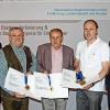 Prof. Dr. Dr. habil. Richard Balling (Bayerisches Staatsministerium für Ernährung, Landwirtschaft und Forsten) mit den Preisträgern aus dem Landkreis Haßberge:  Dieter Schenk (Knetzgau), Johann Reitinger (Haßfurt-Prappach), Bernd Andres (Kirchlauter-Pettstadt) und Hubert Fröhlich (Vorsitzender des Fränk. Klein- u. Obstbrennerverbandes) (von links). (Foto: Bayern Brand / Gabriele Brendel)