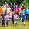 (est)    Am Sonntag, 19. Juni, fällt um 10 Uhr in Greußenheim der Startschuss zum zweiten Mehrgenerationenlauf des Sportverein Greußenheim (SVG). Start und Ziel befindet sich am Sportgelände mit vier Laufstrecken. Der Hauptlauf führt über 9,3 Kilometer und die Walkstrecke über eine Distanz von 6,5 Kilometer. Die Strecke führt über Wald- und Schotterwege mit welligem Profil und leichten Steigungen. Die Schüler starten um 10 Uhr und müssen eine Strecke von 1,3 Kilometern zurücklegen. Etwas zeitversetzt und unterstützt von ihren Eltern laufen die Kleinsten um 11.15 Uhr über eine Distanz von 400 Meter. Motor des Mehrgenerationenlaufes ist Sandra Kuhn, selbst ambitionierte Läuferin. Durch ihren Beruf als Sonderschullehrerin und durch ihre Arbeit als Trainerin im SVG begegnet sie täglich Kindern die an Bewegungsmangel leiden. Mit der Idee zum Mehrgenerationenlauf will Kuhn die ganze Familie mitnehmen. Mit Begeisterung dabei sind auch Rajaa Ramadan (9) und Bescher Faschtar (9) aus der Dezentralen Unterkunft in Greußenheim. Beide Flüchtlingskinder nutzen regelmäßig das Sportangebot des SVG und haben sich in die Sportgemeinschaft integriert. Aus der anfänglichen nonverbalen Kommunikation wurde im Laufe der Monate ein fast stolperfreier Dialog. Zum Testlauf fanden sich begeisterte Läufer aller Altersklassen am Sportgelände ein (Bild). Das Laufen ist auch für Christa Öchsner, Abteilungsleiterin Breitensport SVG, die einfachste Möglichkeit, sich schnell und unkompliziert sportlich zu betätigen. Anmeldung per E-Mail unter lauf.greussenheim@gmail.com oder am Sonntag direkt vor Ort. Die Startgebühr für Erwachsene beträgt drei Euro, Kinder und Schüler sind frei. Startnummernausgabe ist am Sonntag von 9 Uhr bis 10 Uhr am Start. Jeder Teilnehmer, der das Ziel erreicht, erhält eine Urkunde. Unter allen teilnehmenden Läufern werden gesponserte Gewinne verlost. Die Kinder erhalten alle einen Preis. Die Siegerehrung findet ab 11.30 Uhr statt. Umkleide-/Duschmöglichkeiten befinden sich am Sportgelände. Für den kleinen und großen Hunger sorgt das SVG Team im Festzelt. Info: www.sv-greussenheim.de