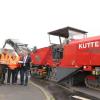Mit dem Abfräsen der alten Schich hat der Ausbau der Kreisstraße bei Kürnach hat begonnen. Das weitere Vorgehen besprechen vor Ort: (von links) Polier Michael Mützel, Markus Schraub (Bauaufsicht), Frank Reuter (Bauleiter) und Bürgermeister Thomas Eberth.