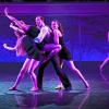 Ballett?n?Blues: Nach dem Finale baten die Tänzerinnen und Tänzer die Mutigen aus dem Publikum auf die Bühne und alle huldigen dem Blues.