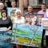 Die Preisträger des 1. Laudaer Kunstpreises und ihre Werke. Mit den Jurymitgliedern präsentieren sie sich vor der Galerie „Zur Alten Spenglerei“.