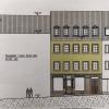 (ej)   Aufregung um eine historisierende Fassade? Die Pläne der Bauherren in der Blasiusgasse 3, wo jetzt noch Würzburger und Touristen im Traditionslokal „Marktbärbl“ speisen können, stellen sich als eher harmlos heraus. Dort soll ein Geschäftshaus entstehen im Flair der Vorkriegszeit. Die Bauverwaltung und das Landesdenkmalamt wollten eine modernere Lösung. Doch die Stadträte des Bauausschusses erteilten ohne Einschränkungen einen Bauvorbescheid. „Wir wollten vorher wissen, was in der Blasiusgasse möglich ist,“ erläutert ein Sprecher der Bauherren das Vorgehen. Man gehe nun ganz entspannt an das Projekt heran. Eines ist dem Sprecher wichtig: „Wir haben ein gutes Verhältnis zu den Restaurant-Pächtern. Sie werden keinen Nachteil oder Zeitdruck haben.“ Die Blasiusgasse 3 ist eine bekannte Adresse. Vor der „Marktbärbl“, in der sich seit 1979 alles tummelt, was Rang und Namen hat, beherbergte das Haus das Café Stock.