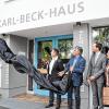Der Schriftzug „Karl-Beck-Haus“ wird enthüllt: stellvertretender Leiter der Kommunalen Jugendarbeit Jochen Schneider (von links), Andreas Beck (Sohn von Karl Beck), Landrat Florian Töpper, Leiterin der Kommunalen Jugendarbeit Bettina Stampf und Leiter des Jugendamtes Alfred Rösch.