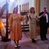 (ela)   In der Volkacher Wallfahrtskirche fand ein Konzert statt, das die Zuhörer begeisterte. Dies wird aus einer Mitteilung an die Presse deutlich. Rosemarie Seitz an der Harfe und Diözesankirchenmusikdirektor Stefan Walter an der Truhenorgel zeigten im Wechselspiel auf den beiden unterschiedlichen Instrumenten ihr Können. Zu den beiden Instrumentalisten gesellte sich die Sopranistin Radka Loudová-Remmler, deren ausdrucksstarke Stimme den Kirchenraum füllte. Lang anhaltender Beifall belohnte die drei Musiker, die sich mit Brahms „Wiegenlied“ als Zugabe bedankten. Radka Loudová-Remmler, die dieses Konzert initiierte, sagte am Ende, dass mit diesem Abend eine kleine Reihe von Konzerten gestartet wurde, das die Wallfahrtskirche Maria im Weingarten auch musikalisch in das Kulturleben Volkachs  stärker einbinden soll. Im Bild von links: Rosemarie Seitz, Radka Loudová-Remmler und Stefan Walter.