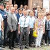 (gab)   Schülerinnen und Schüler des Einschulungsjahrganges 1961 trafen sich am Wochenende im Hotel-Gasthof Zum Koppen. Mit der Einschulung in die Volksschule Gemünden begann vor 55 Jahren für 47 Kinder ein wichtiger Lebensabschnitt. Die Mehrzahl hat 1955 das Licht der Welt erblickt, ein guter Anlass für ein Klassentreffen. Nach Kaffee und Kuchen führte Lotte Bayer durch die Stadt und in die ehemalige Volksschule, das heutige Kulturhaus. Gemeinsam mit Edda Rieß, Lehrerin in der früheren fünften Klasse, fand sich manche Episode aus alten Zeiten. Die vielen Erinnerungen wollten kein nehmen, sodass einige der 34 Teilnehmer noch bis nach 24 Uhr zusammensaßen.