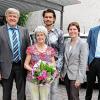 (hb)   Nach 26 Jahren Pflegedienst in der Sozialstation St. Elisabeth wurde Monika Neubert in den Ruhestand verabschiedet. Respekt schwang in der Rede von Thomas Huttner, Vorstand des Trägervereins der Sozialstation, mit, als er einzelne Stationen des Arbeitslebens von Monika Neubert nachzeichnete. Nach ersten Jahren als Krankenschwester im Leopoldina-Krankenhaus und einer Familienpause startete sie 1990 im ambulanten Pflegedienst in der Sozialstation St. Elisabeth, wo sie von Beginn an in der Mitarbeitervertretung vertreten war. Pflegedienstleiter Kraus würdigte ihre konstruktive Mitarbeit. Eine Mitarbeit, die in der Pflege auch die besondere Hinwendung zum Mitmenschen bedeute. Im Bild (von links) Jutta Rüger, Thomas Huttner (Vorsitzender), Monika Neubert, Gregor Stacha (zweiter Vorsitzender), Edeltraud Goldstein, Stefan Willmy, Karsten Kraus (Pflegedienstleiter). Foto: Edeltraud Goldstein