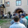 Viele Interessierte waren in den Schlosshof gekommen, um gemeinsam Ideen für die zukünftige Nutzung des Schlosses zu entwickeln. Viele Interessierte waren in den Schlosshof gekommen, um gemeinsam Ideen für die zukünftige Nutzung des Schlosses zu entwickeln.