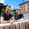 Architekt Roland Breunig (links) und Gastronom Thomas Seitz stehen an einer Bar vor der Baustelle zum neuen Biergarten auf dem Bürgerbräu-Gelände in der Zellerau. Der Biergarten soll am Sonntag öffnen.