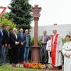 Der restaurierte Bildstock „Dreifältigkeit und Marienkrönung“ mit allen an der Renovierung Beteiligten (von links): Lukas Fleck, Klaus-Bruno Fleck, Alfred Schäufler (1.Vorsitzenden des Vereins für Obst- und Gartenbau und Heimatpflege), Harald Dittmann (Volksbank Main-Tauber), Ortsvorsteher Wendelin Bundschuh, Bürgermeister Wolfgang Vockel, Pfarrer Robert Geiger und Hochhäuser Ministranten.