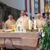 25 Jahre nach seiner Primiz in der Wallfahrtskirche Maria im Grünen Tal feierte Pfarrer Karl Feser (Mitte), Pfarrer in Bad Königshofen und Umgebung, das Silberne Priesterjubiläum in seiner Heimatgemeinde.