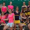 WB Würzburg (pink) traf mit hinten von links Anne Knüttel, Anna Uljanov, Laura Popov, Luise Assaad, Aneta Lescninska und vorne von links Nora Hristovska, Fabienne Issing und Mannschaftsführerin Katharina Heil auf den TSC Heuchelhof mit hinten von links: Sonja Fischer, Nicole Menz, Jennifer Behnke, Corinna Kaup und vorne von links Mannschaftsführerin Vera Heimeroth, Mareike Seger, Sarah Dötsch und Veronika Kemmer.