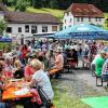 Auf dem Weiler-Fest in Emmerichsthal genossen die Besucher bei Sonnenschein die schöne Atmosphäre des im Wald gelegenen Dörfchens.